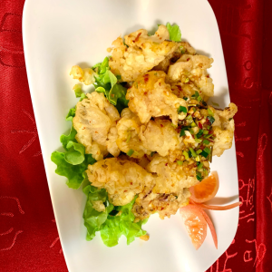 Calamar frit à la sauce sel et poivre en plat