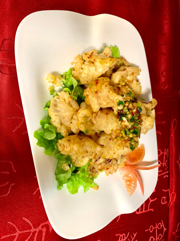 Calamar frit à la sauce sel et poivre en plat