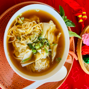 Potage aux raviolis chinois